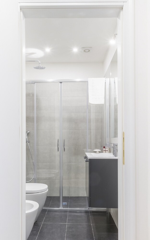 Grand Canal Facing Apartment 1 - Bathroom