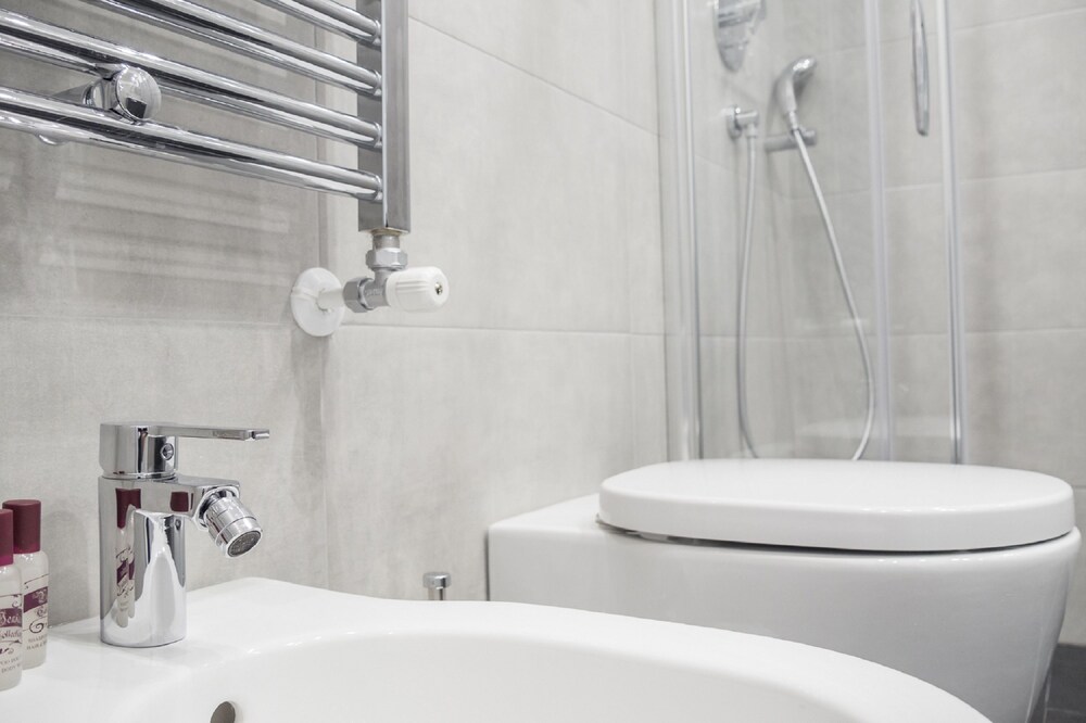 Grand Canal Facing Apartment 1 - Bathroom