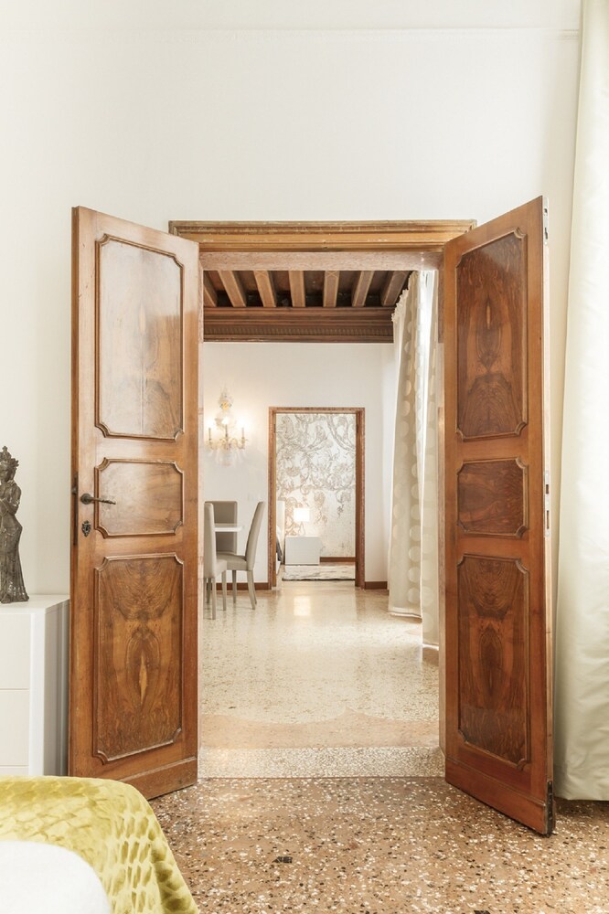 Grand Canal Facing Apartment 2 - Guestroom