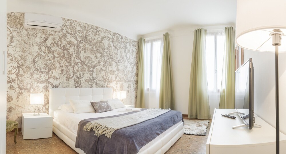 Grand Canal Facing Apartment 2 - Guestroom