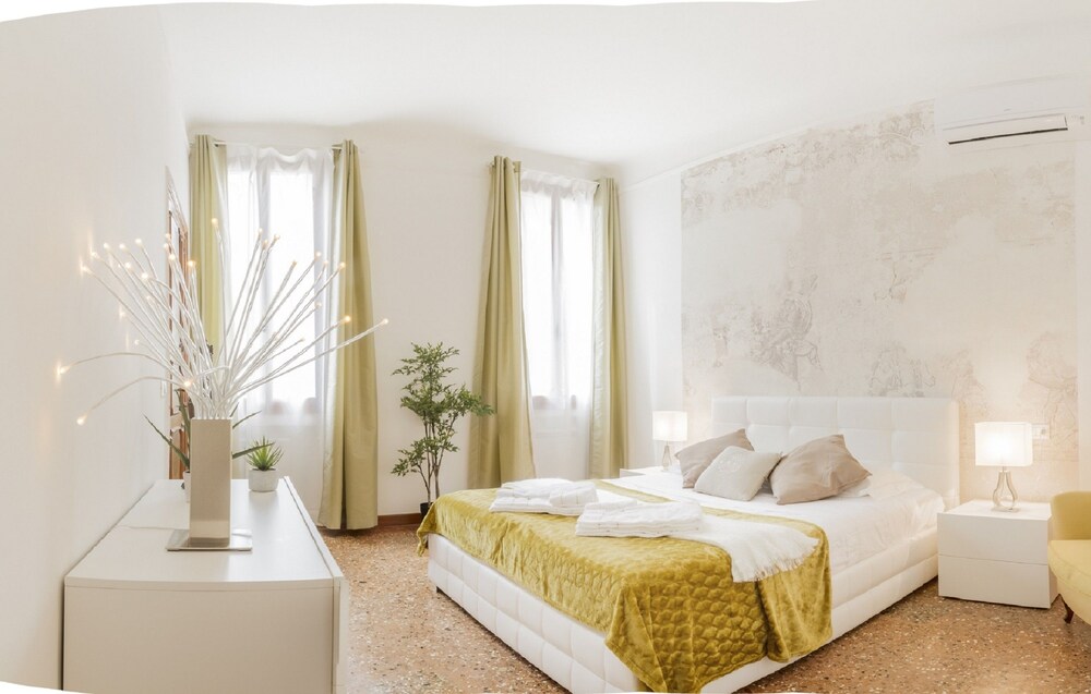 Grand Canal Facing Apartment 2 - Guestroom