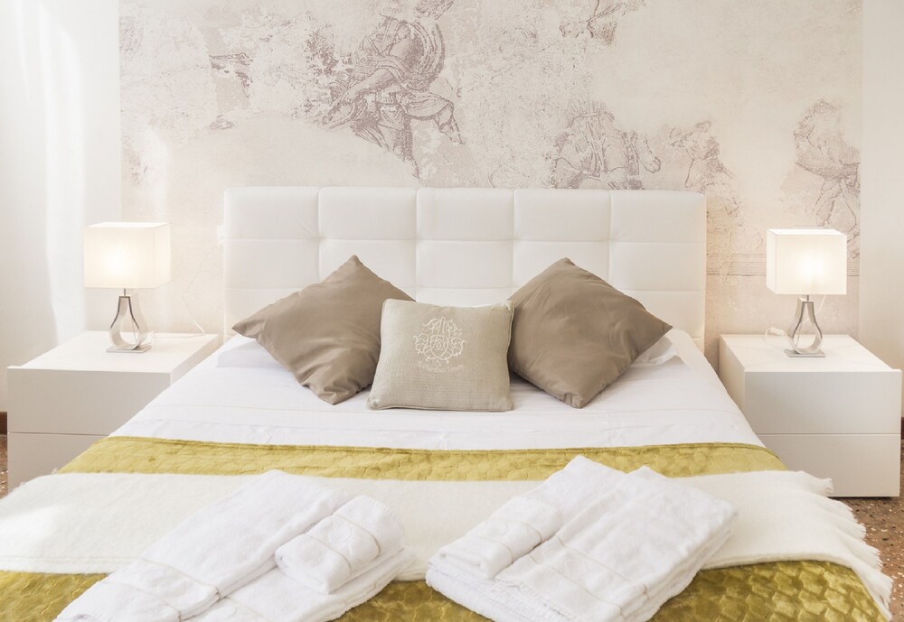 Grand Canal Facing Apartment 2 - Guestroom