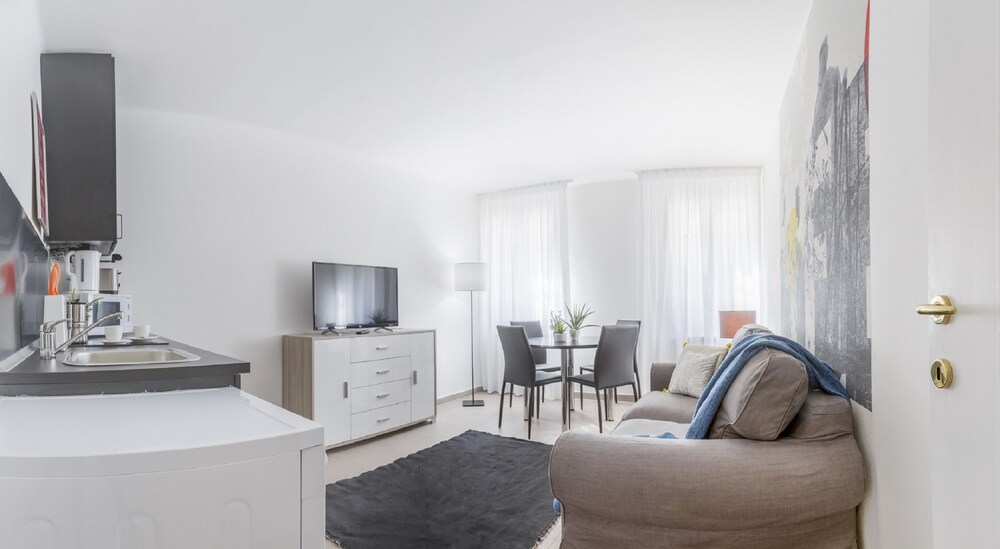 Grand Canal Facing Apartment 1 - Guestroom