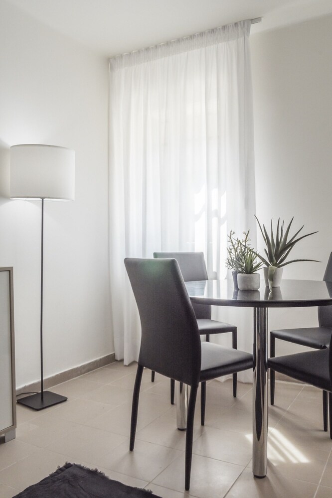 Grand Canal Facing Apartment 1 - Guestroom