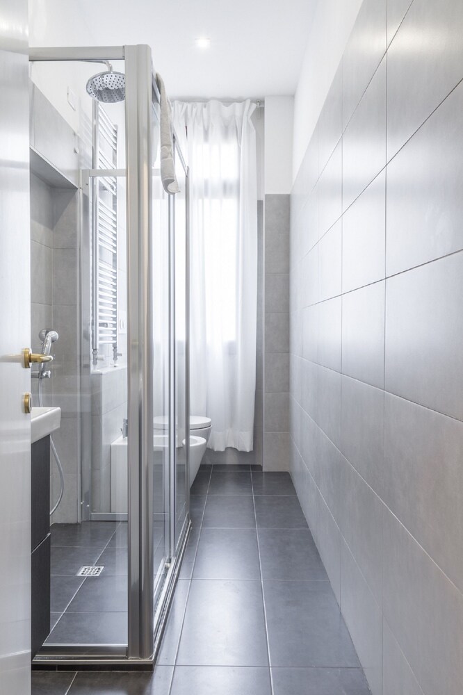 Grand Canal Facing Apartment 2 - Bathroom