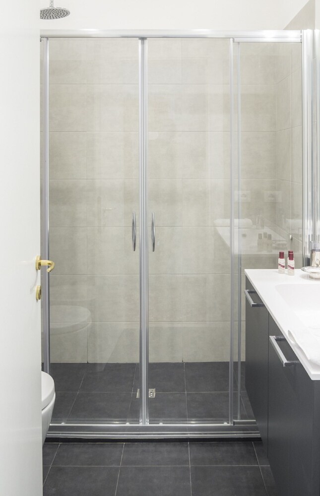 Grand Canal Facing Apartment 2 - Bathroom