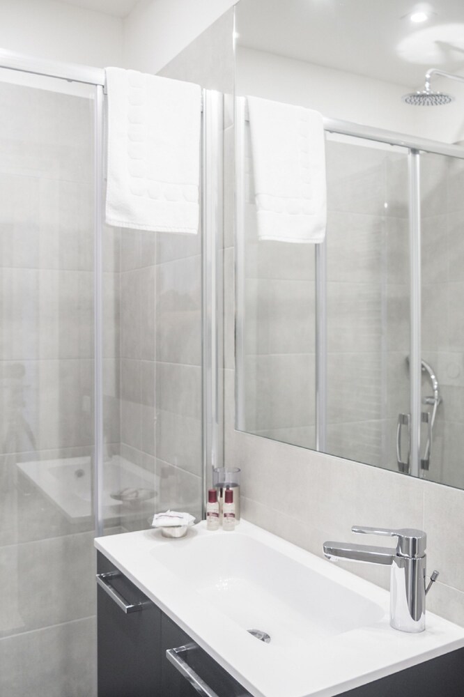 Grand Canal Facing Apartment 1 - Bathroom