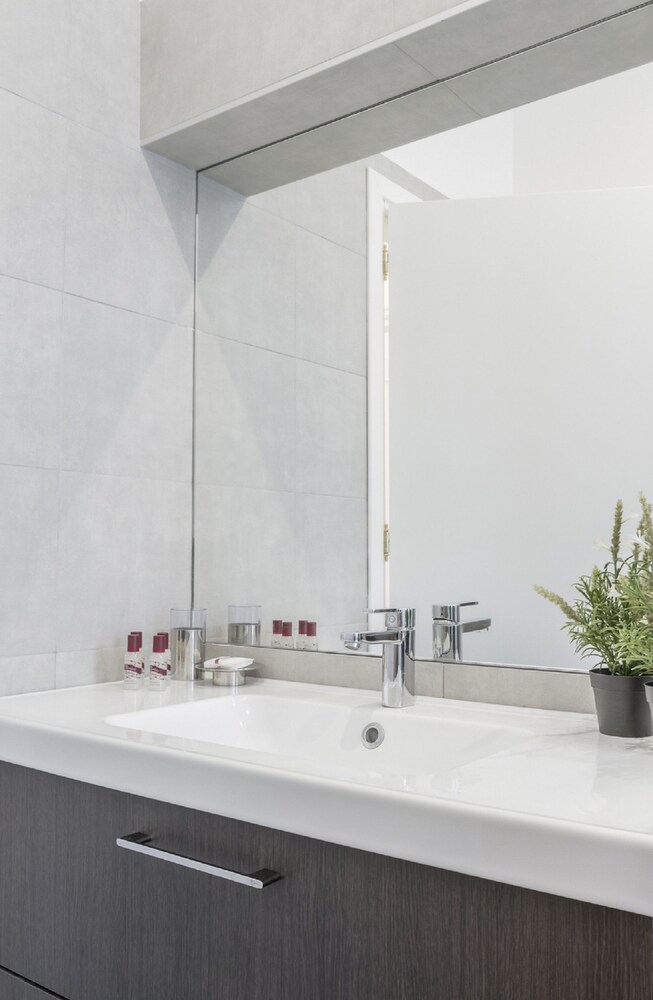 Grand Canal Facing Apartment 2 - Bathroom