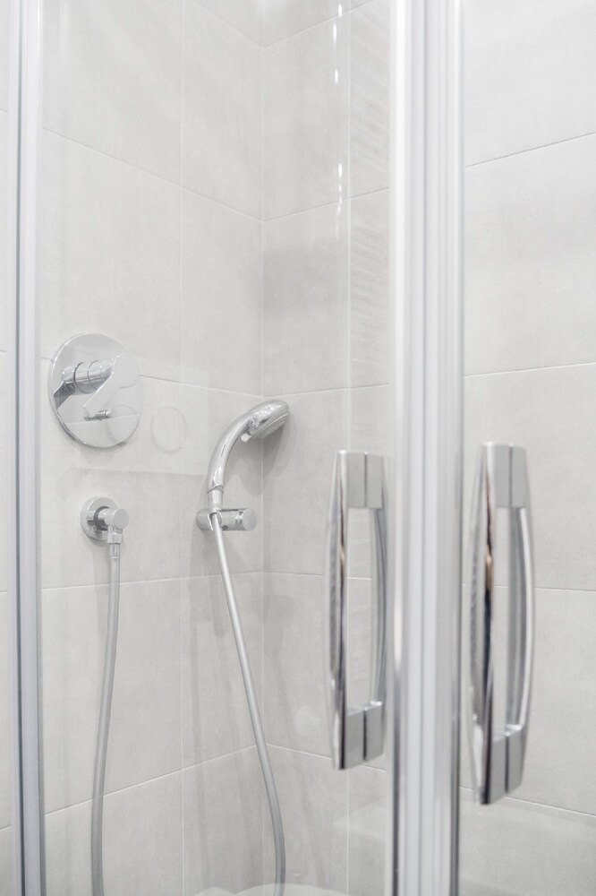 Grand Canal Facing Apartment 1 - Bathroom Shower