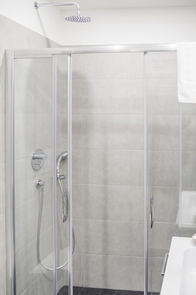 Grand Canal Facing Apartment 1 - Bathroom