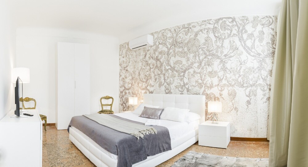 Grand Canal Facing Apartment 2 - Guestroom