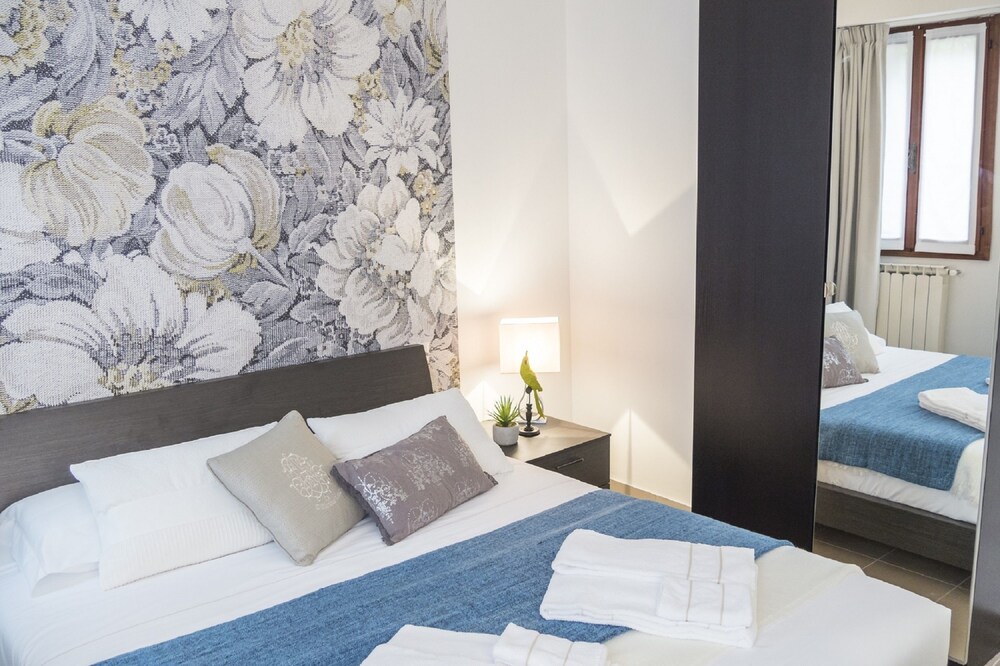 Grand Canal Facing Apartment 1 - Guestroom