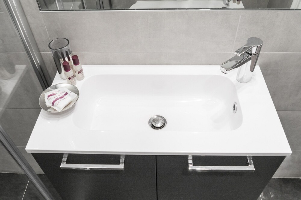 Grand Canal Facing Apartment 1 - Bathroom