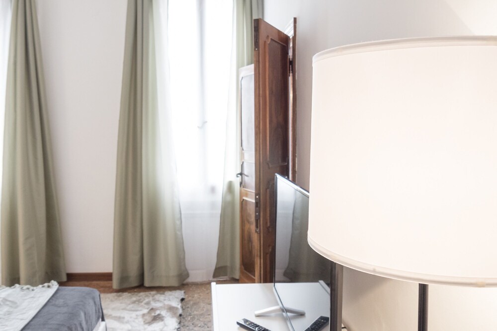 Grand Canal Facing Apartment 2 - Guestroom
