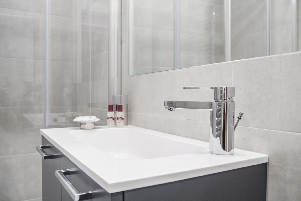 Grand Canal Facing Apartment 1 - Bathroom Sink
