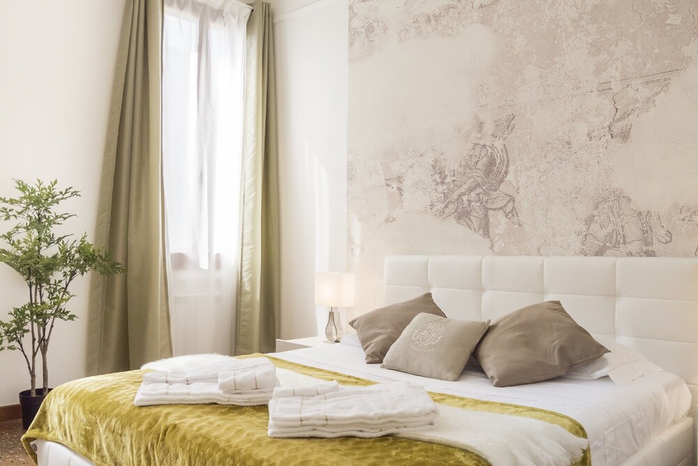 Grand Canal Facing Apartment 2 - Guestroom