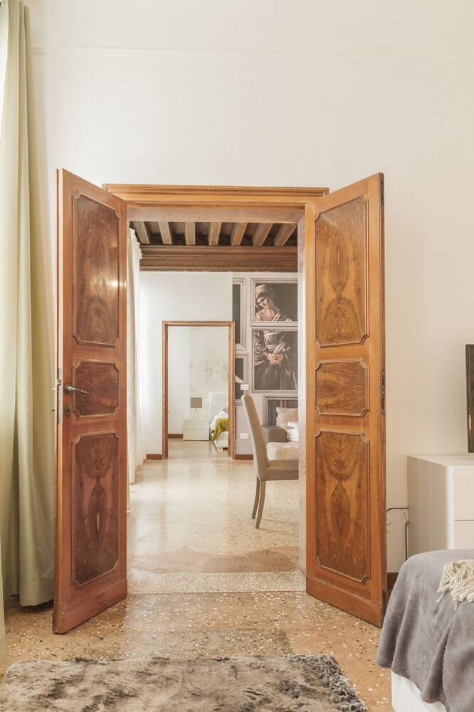 Grand Canal Facing Apartment 2 - Guestroom