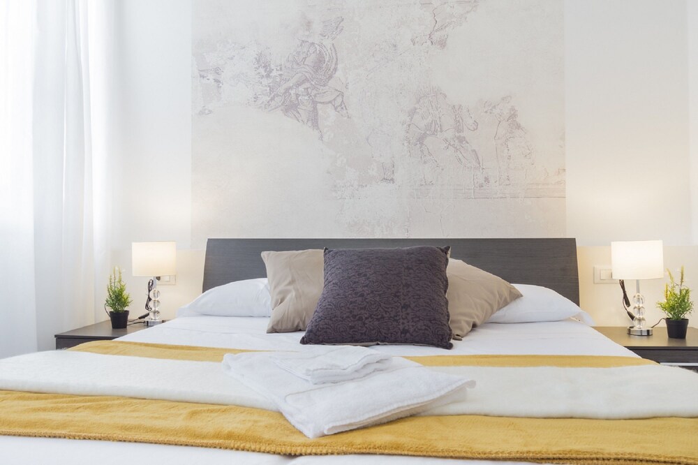 Grand Canal Facing Apartment 2 - Guestroom