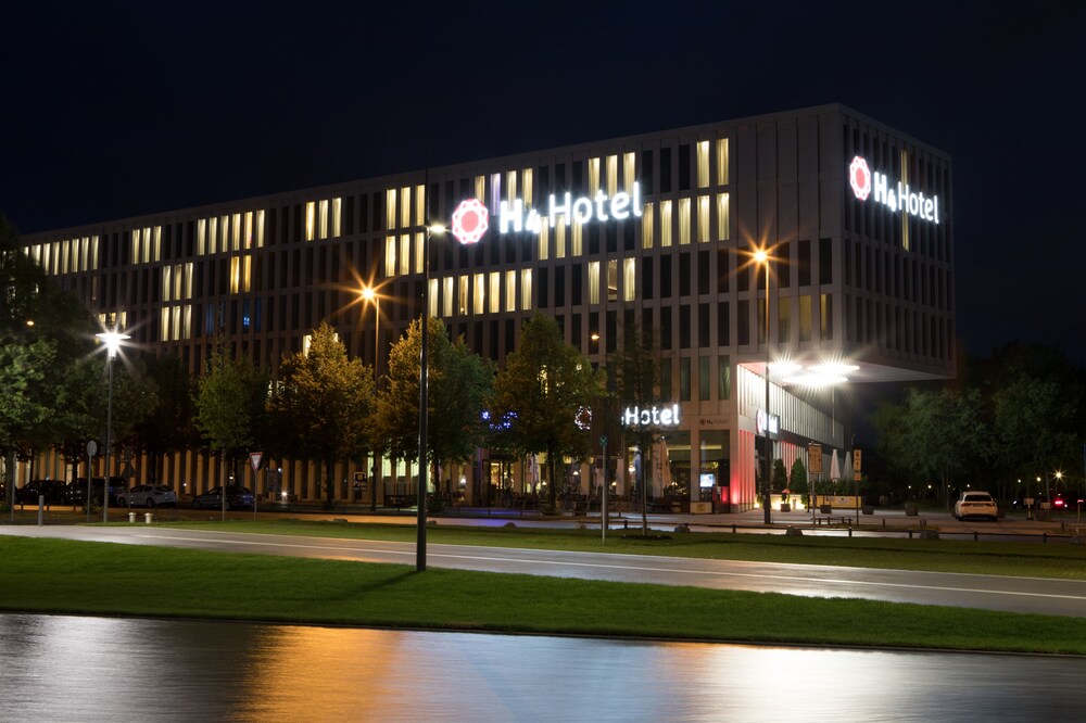 Hotelfassade am Abend/bei Nacht