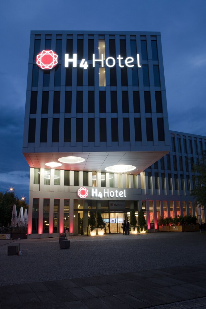 Hotelfassade am Abend/bei Nacht
