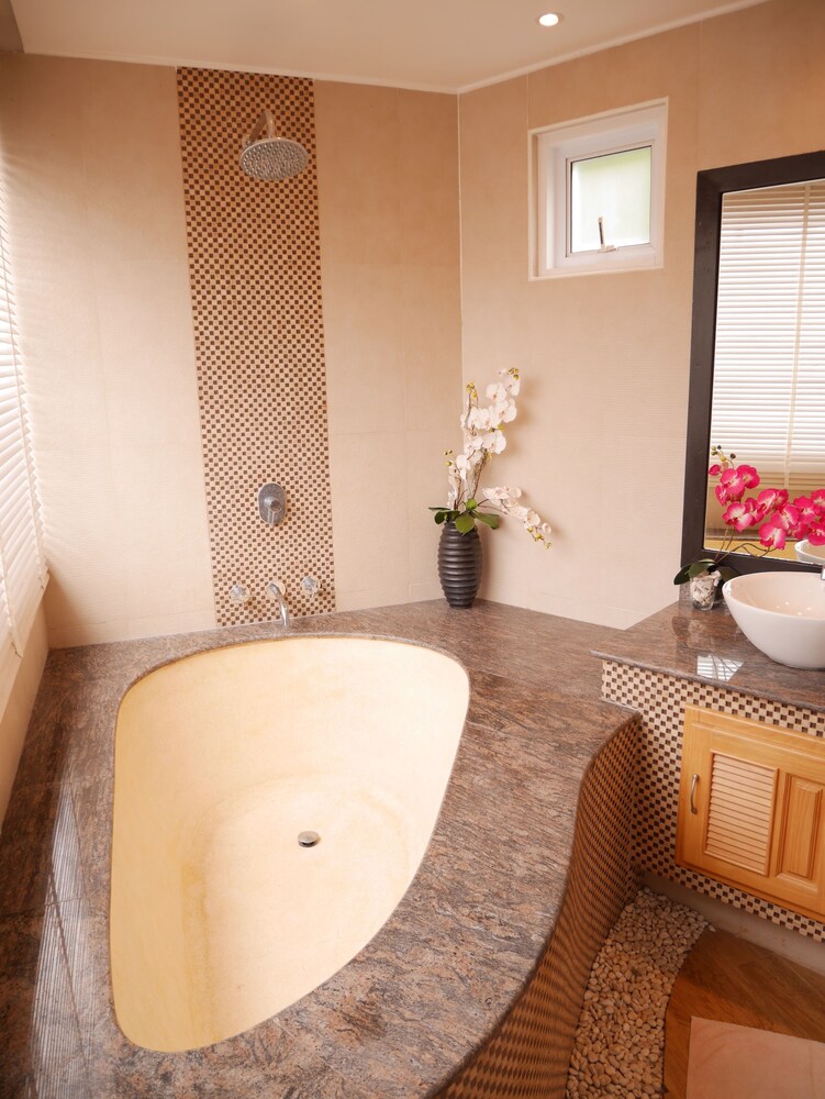 욕실 (XXX1-Studio Apartment With Terrace)