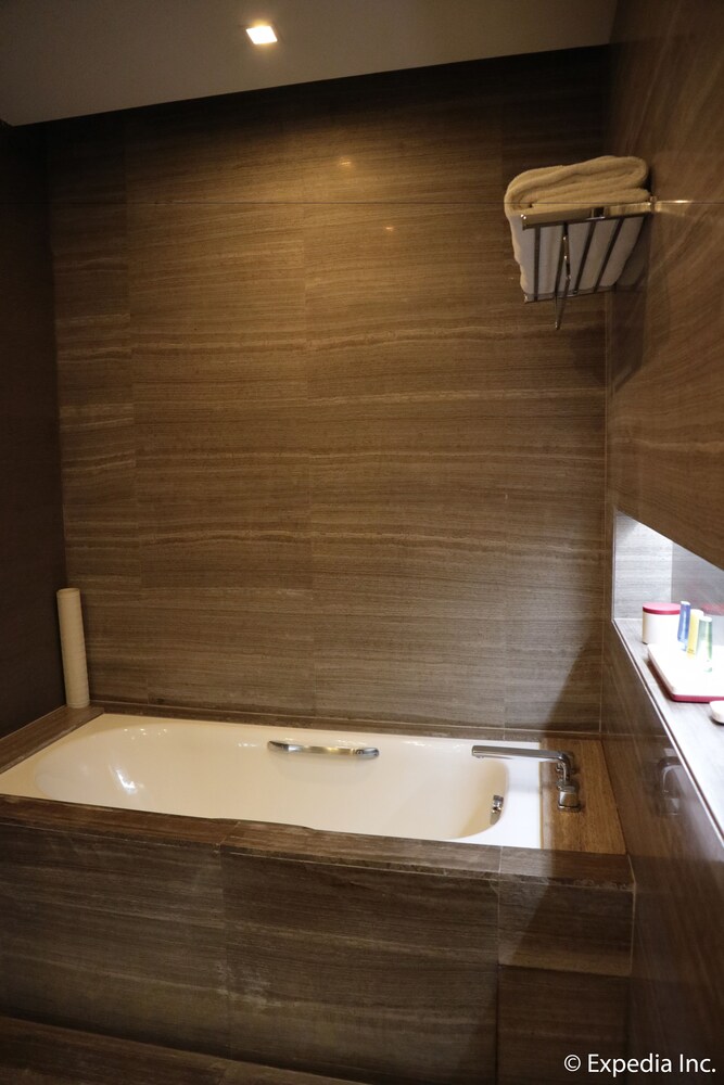 Deep Soaking Bathtub