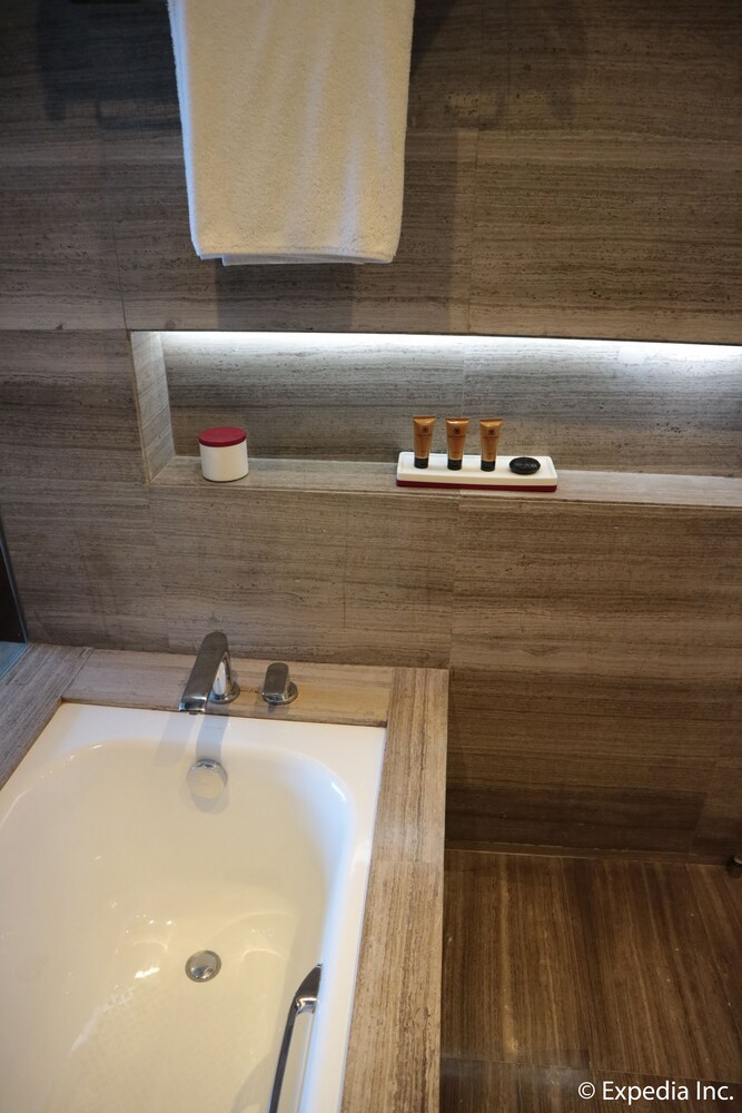 Deep Soaking Bathtub