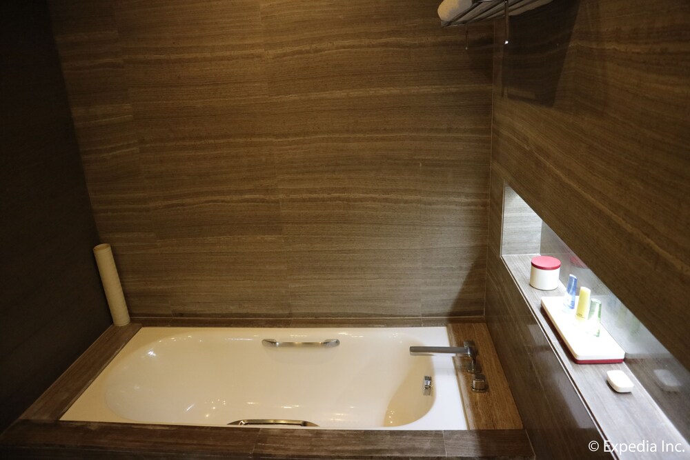 Deep Soaking Bathtub