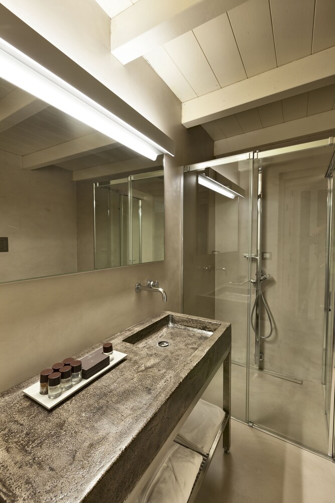 Standard Studio - Bathroom