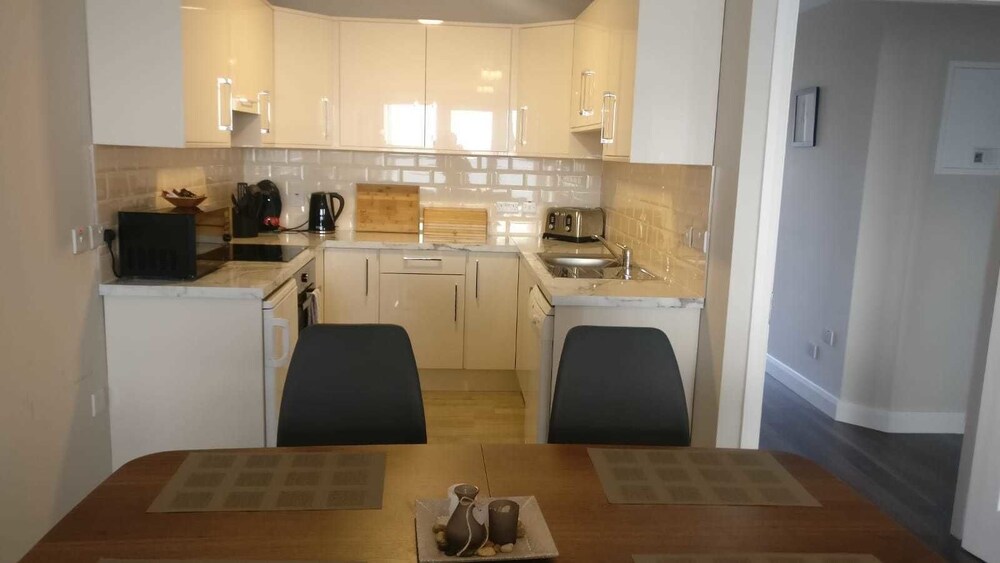 Deluxe Apartment, 2 Bedrooms, Sea View - Guestroom