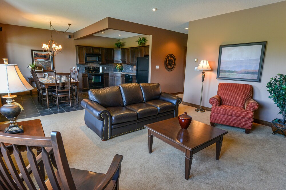Suite, 3 Bedrooms - Living Area