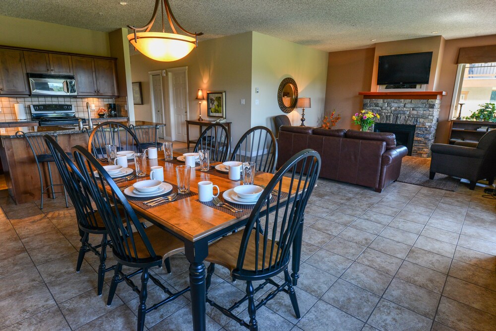 Suite, 3 Bedrooms - In-Room Dining