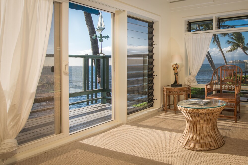 Executive Studio Suite, 1 King Bed, Ocean View, Oceanfront - Living Area