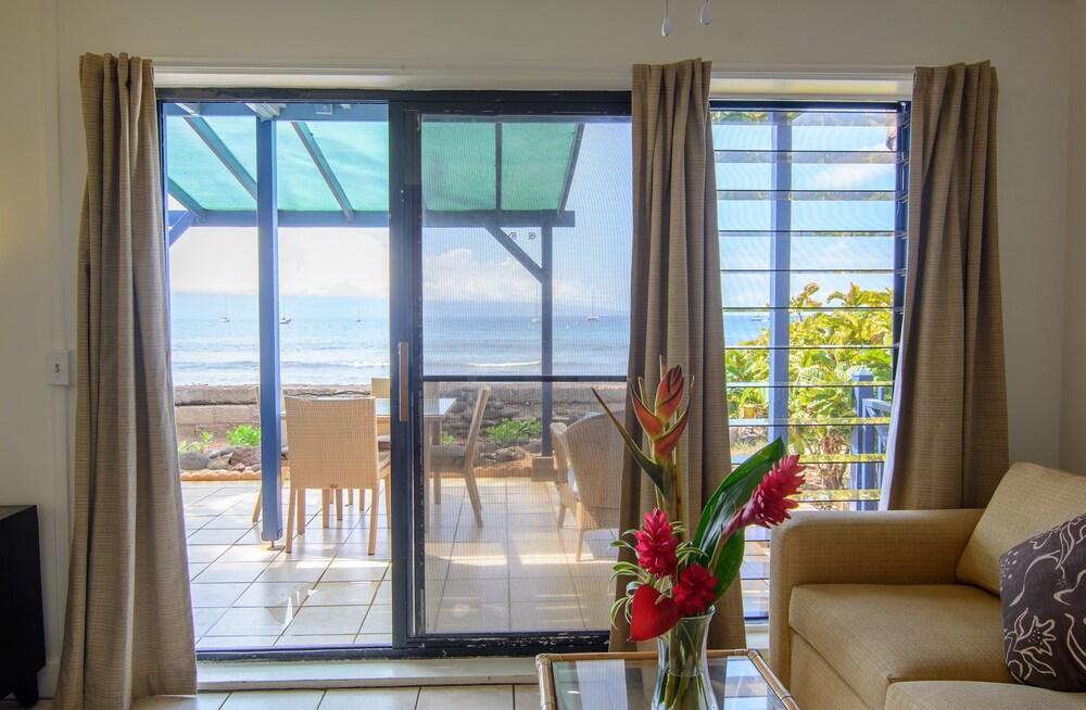 Premier Studio Suite, 1 Queen Bed, Ocean View, Oceanfront - Living Area