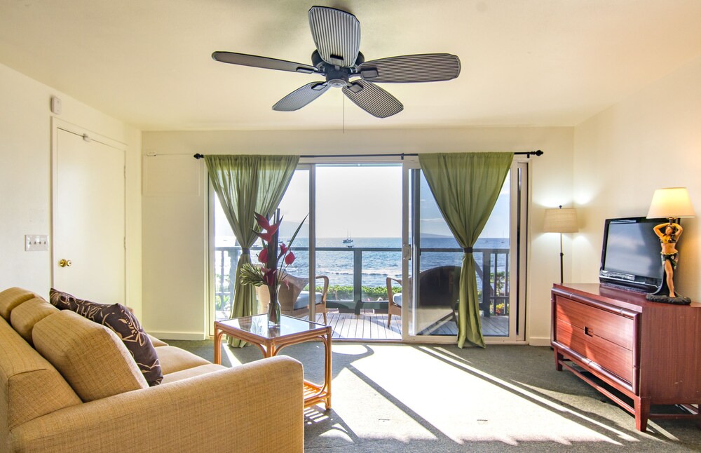 Executive Suite, 1 Bedroom (The Captains Quarters) - Living Area
