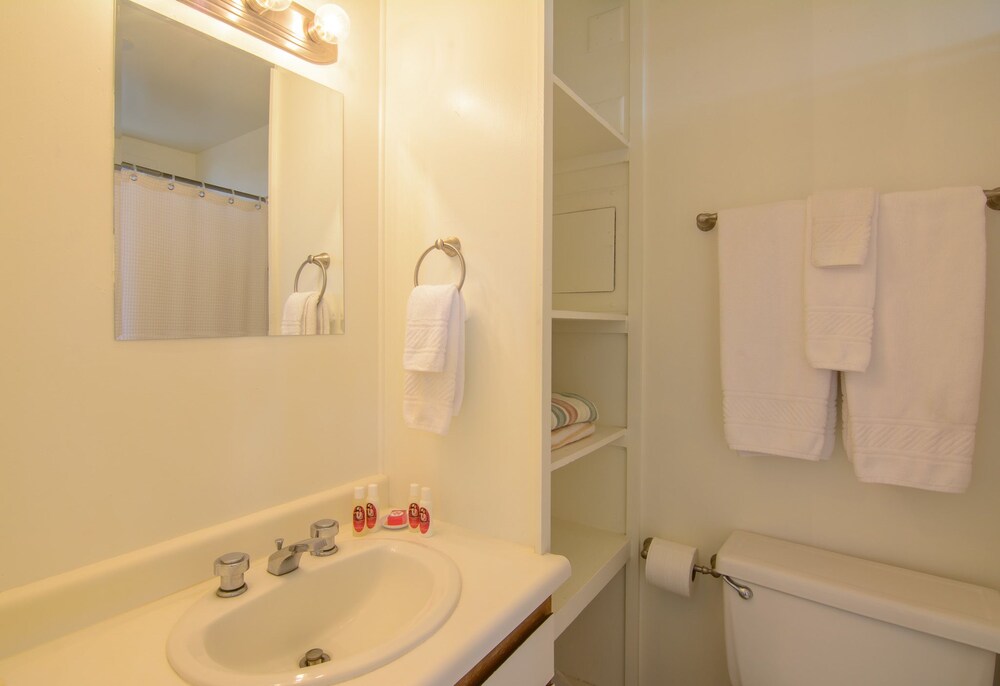 Premier Studio Suite, 1 Queen Bed, Ocean View, Oceanfront - Bathroom