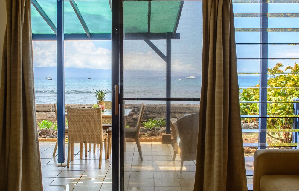 Premier Studio Suite, 1 Queen Bed, Ocean View, Oceanfront - Terrace/Patio