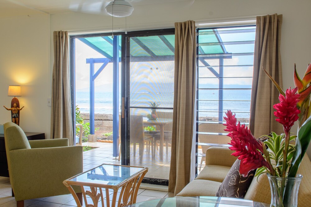 Premier Studio Suite, 1 Queen Bed, Ocean View, Oceanfront - Living Area
