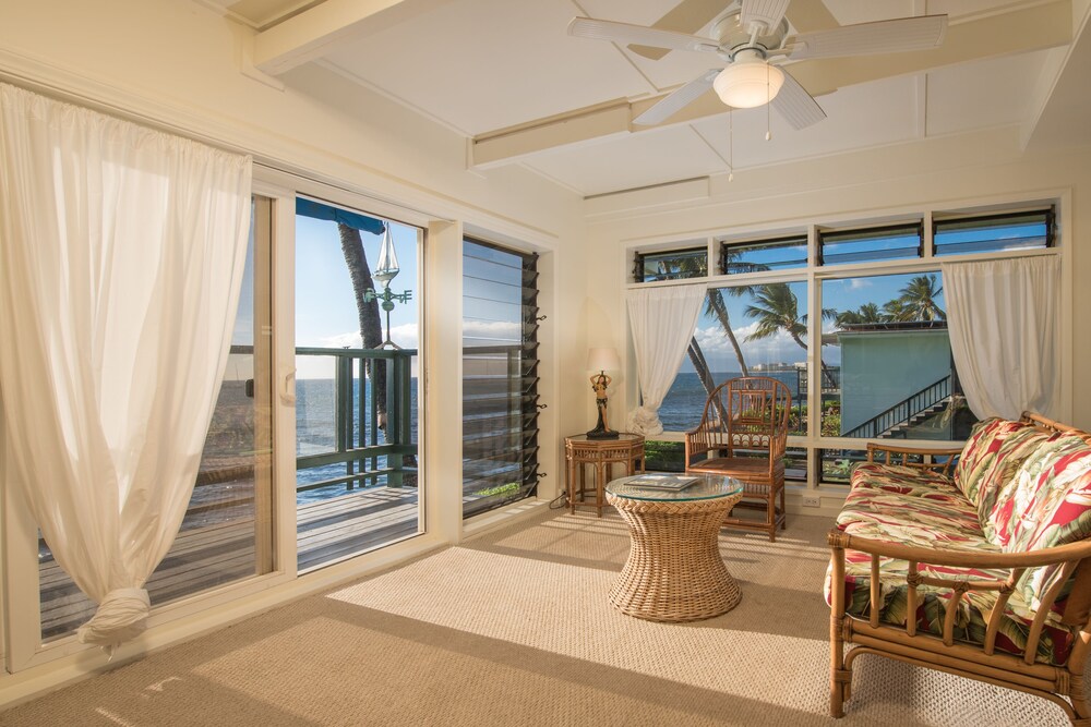 Executive Studio Suite, 1 King Bed, Ocean View, Oceanfront - Living Area