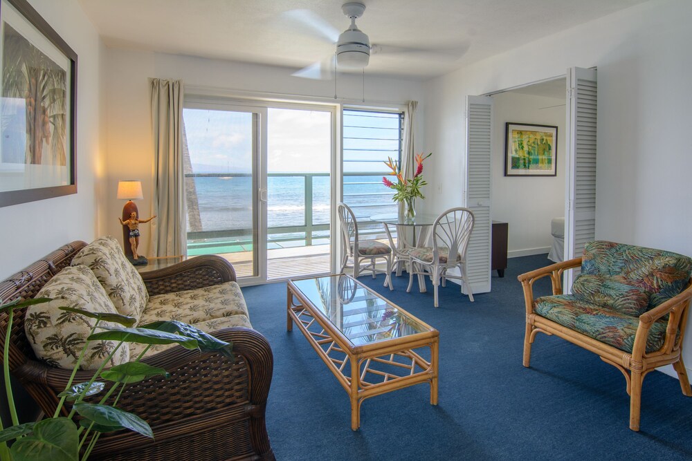 Premier Studio Suite, 1 Queen Bed, Ocean View, Oceanfront - Living Area