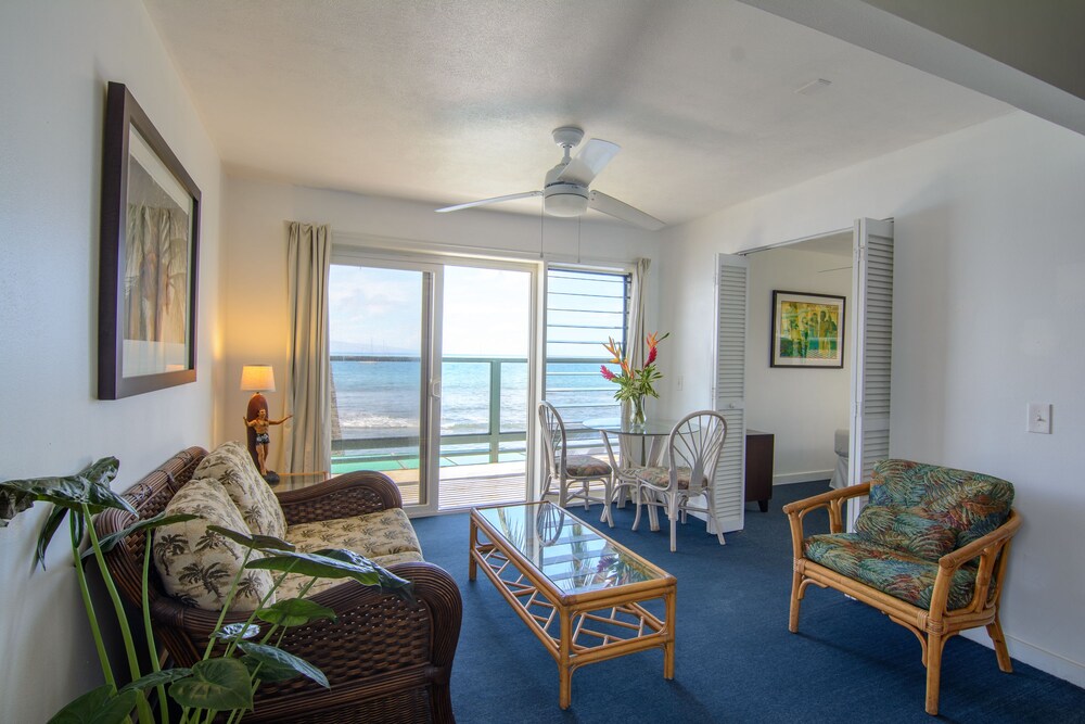 Premier Studio Suite, 1 Queen Bed, Ocean View, Oceanfront - Living Area
