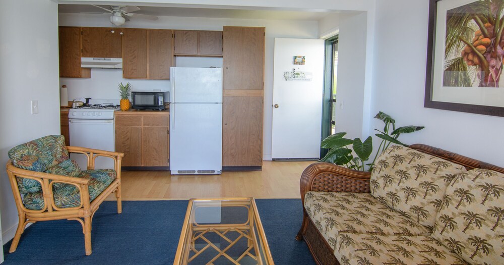 Premier Studio Suite, 1 Queen Bed, Ocean View, Oceanfront - Living Area