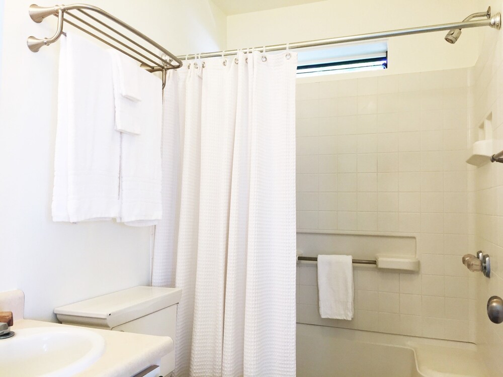 Executive Studio Suite, 1 King Bed, Ocean View, Oceanfront - Bathroom