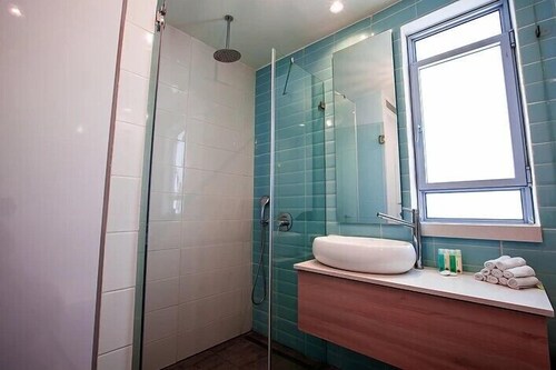 Apartment, 2 Bedrooms (Ussishkin St 46) - Bathroom