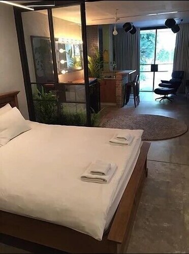 Luxury Studio, 1 Queen Bed, Sauna - Guestroom