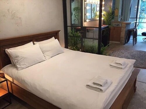 Luxury Studio, 1 Queen Bed, Sauna - Guestroom