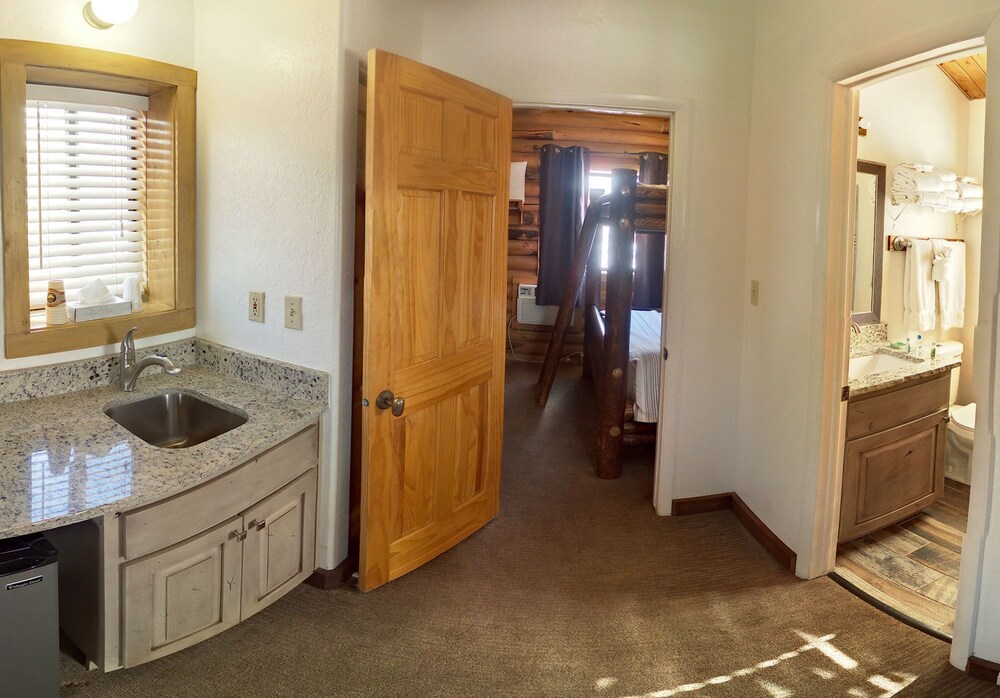 Cabin suite (Queen) - In-Room Dining