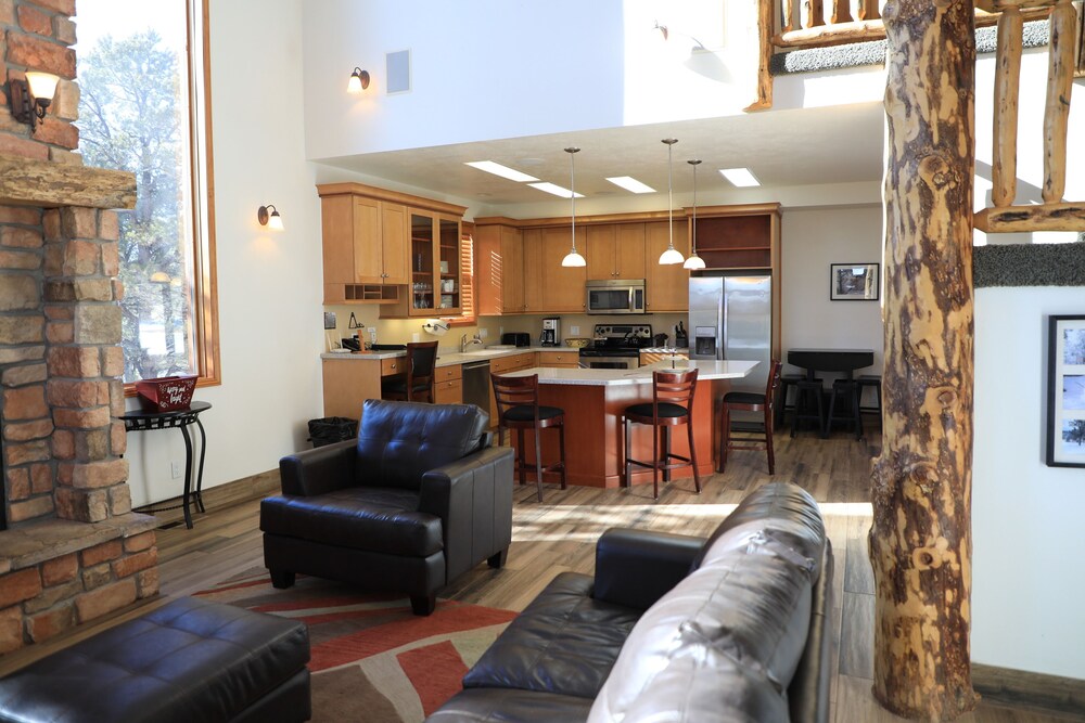 Canyon Crest - Living Area