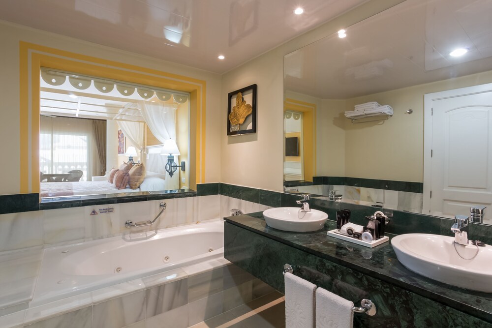 Bathroom, Bahia Principe Luxury Bouganville - Adults Only - All Inclusive