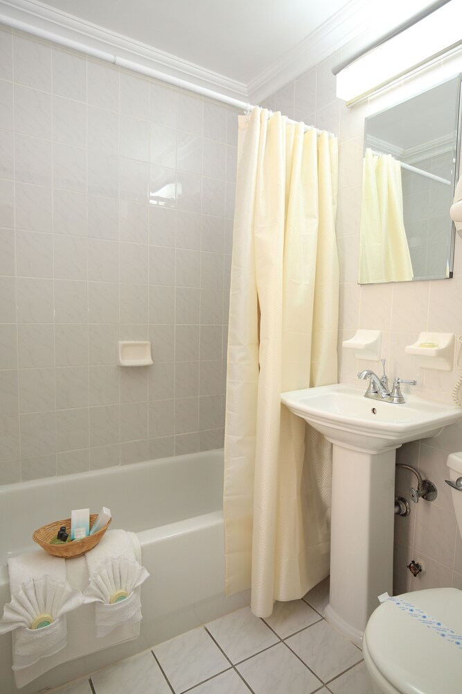 Deluxe Studio with two double beds - Bathroom
